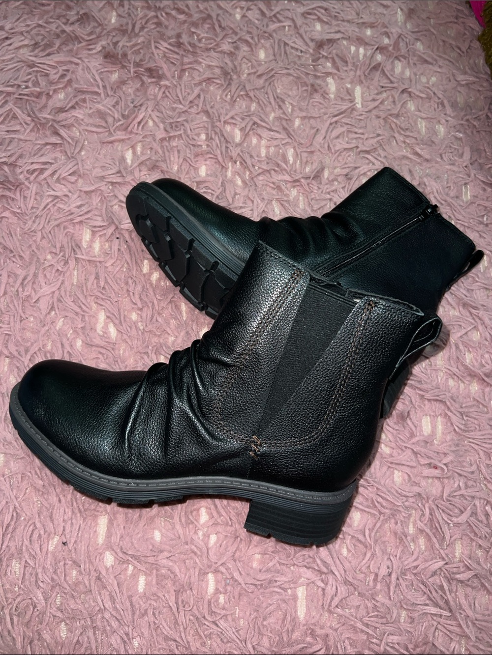 NWOT Clarks leather Women's Black Ankle Boots - Classic Chelsea Style